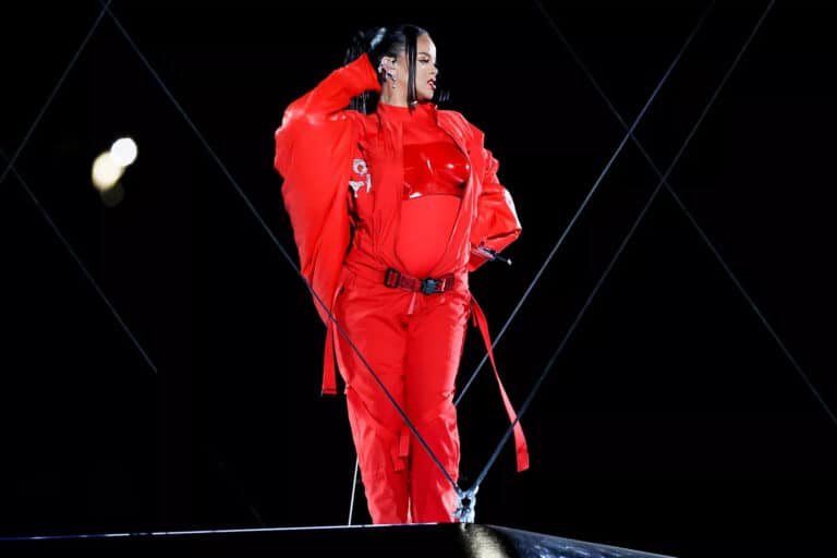 Rihanna-Super-Bowl-021223-6-35a24ad4c72f49579d0acab685574bbf