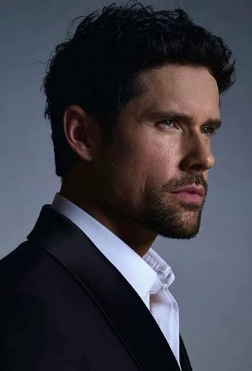 Celebrity Spotlight: Benjamin Hollingsworth